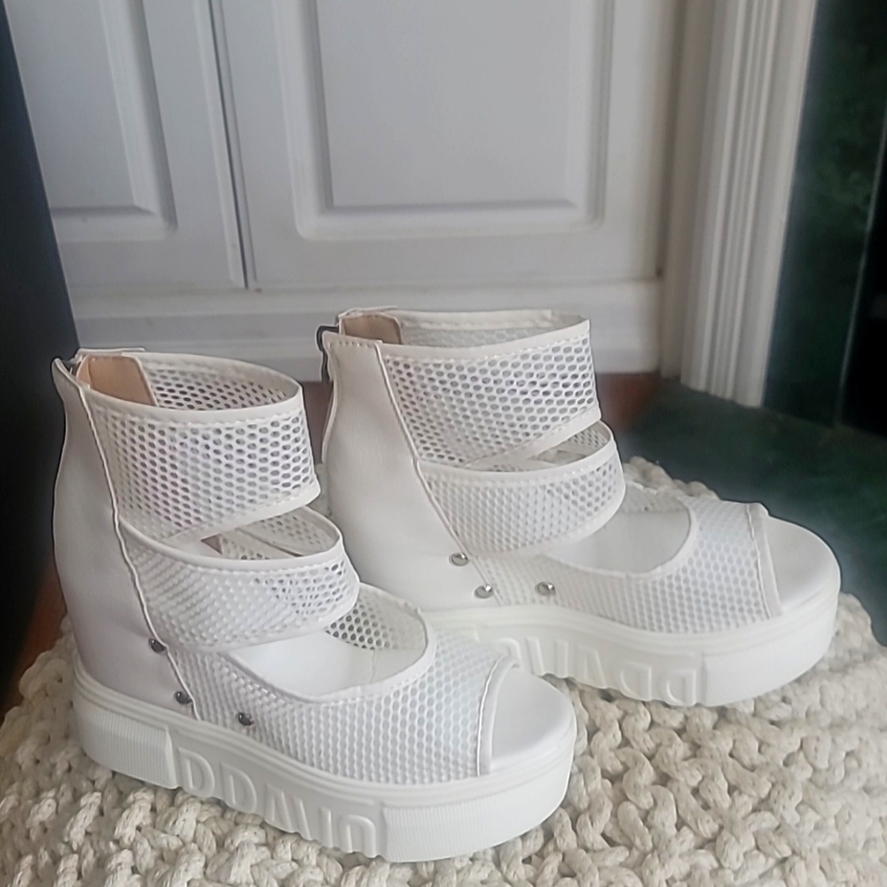 Mesh Wedges NWOT